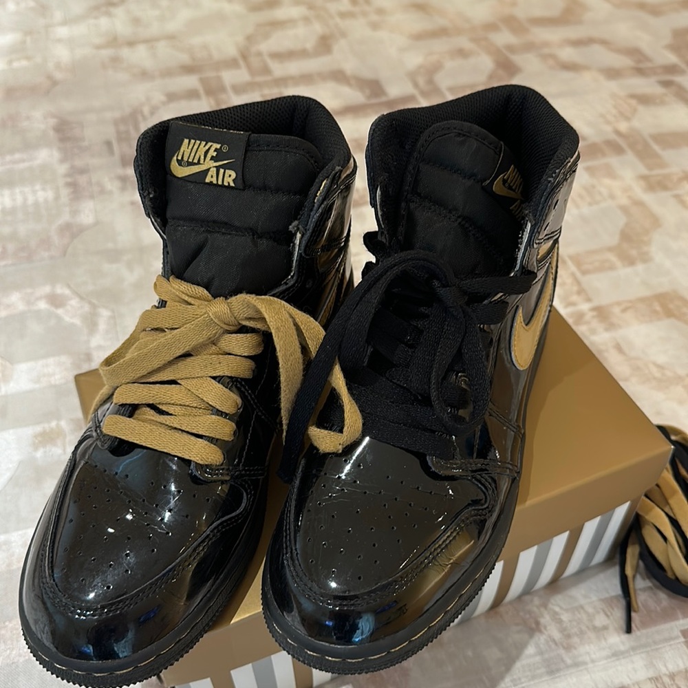 Air Jordan 1 Retro High OG 'Black Metallic Gold'